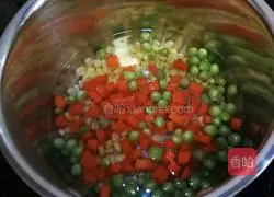 Illustration of how to make diced chicken fried with colored beans 2