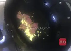 Illustration of how to stir-fry cucumber and bacon 4