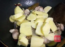Illustration of how to make potato braised chicken 7