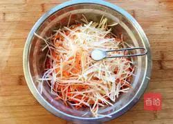 Illustration of how to make steamed shredded potatoes 3