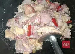 Illustration of how to make little roosters with potato vermicelli 7