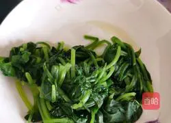 Illustration of how to make fried spinach with eggs 2
