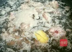 Illustration of how to make braised pork ribs in a casserole 2