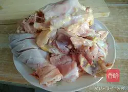 Illustration of how to make chicken meatballs 1