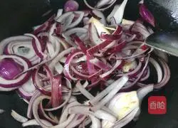 Illustration of how to make fried onions and eggs 6