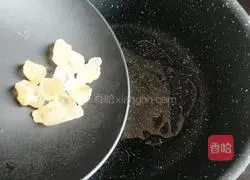 Illustration of how to cook ribs with daylily 5