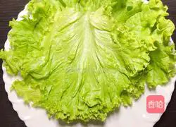 Illustration of how to make Korean lettuce wraps with bacon and fresh fruit 8