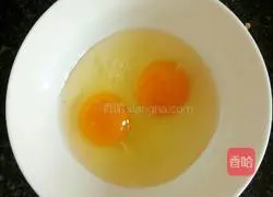 Illustration of how to make scrambled eggs with lettuce, shrimps and fried eggs 2