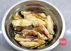 Illustration of how to make steamed chicken wings and enoki mushrooms 7