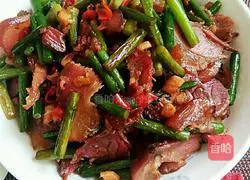 Illustration of how to stir-fry bacon with garlic moss 7