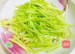 Illustration of how to make scrambled eggs with scallops and garlic sprouts 2