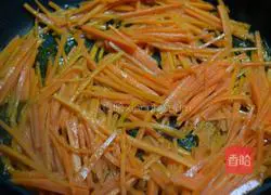 Illustration of how to make fried shredded pork with carrots 5