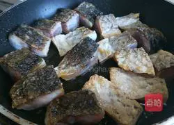 Illustration of how to make Hubei Braised Cured Fish Nuggets on the 15th day of the first lunar month 7