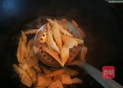 Illustration of how to stir-fry spring bamboo shoots and marinated meat 6