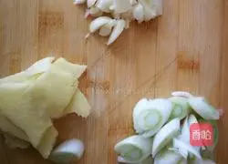 Illustration of how to cook pork belly and fat fish head 3