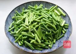 Illustration of how to stir-fry pork belly with garlic moss 3