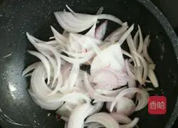 Illustration of how to make fried onions and eggs 3