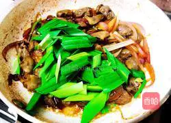 Illustration of how to stir-fry chicken hearts with green garlic sprouts 16