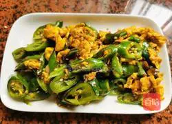 Illustration of how to make fried eggs with green pepper 7