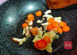 Illustration of how to make stir-fried tendons with black fungus 6