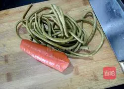 Illustration of how to make fried minced pork with sour beans 1