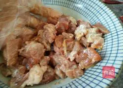 Illustration of how to make peas and beef cubes 4