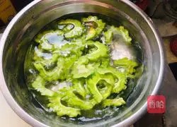 Illustration of how to make sea rice mixed with bitter melon 3