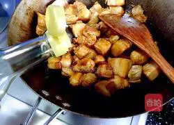 Illustration of how to cook pork with tiger skin eggs 18