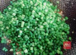 Illustration of how to stir-fry minced pork with garlic moss 4