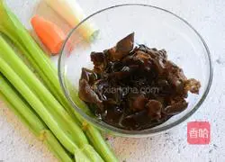 Illustration of how to stir-fry fungus with celery 1
