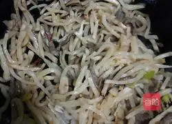 Illustration of how to stir-fry shredded pork with sour radish 4