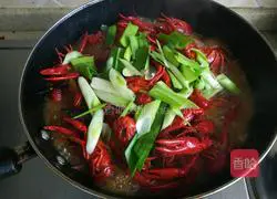 Illustration of how to make spicy crayfish 3