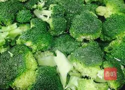 Illustration of how to make stir-fried shrimp balls with broccoli 1