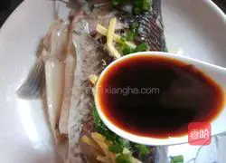 Illustration of how to make steamed crucian carp 10