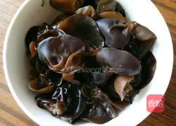 Illustration of how to stew beef brisket with tomatoes and fungus 2