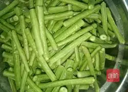 Illustration of how to make fried cowpeas with shredded red pepper and pork 2