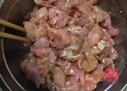 Illustration of how to stir-fry rabbit meat with ginger 1