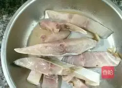 Illustration of how to make golden pomfret baked with gold, silver and garlic 1