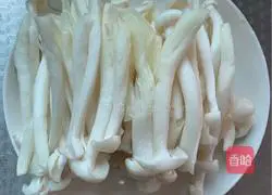 Illustration of how to stir-fry shredded pork with white jade mushroom 3