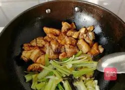 Illustration of braised chicken legs with potato cubes 6