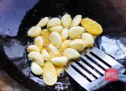 Illustration of braised crucian carp with green onions 6