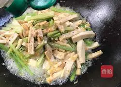 Illustration of how to stir-fry celery and dried fragrant 10