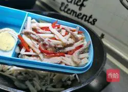 Illustration of how to make two-color rice bento with fried shredded pork and lotus root 9