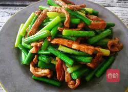 Illustration of how to stir-fry shredded pork with garlic moss 11