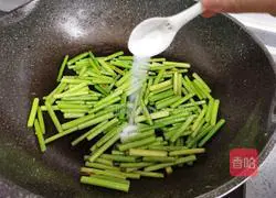 Illustration of how to make fried eggs with garlic moss 8