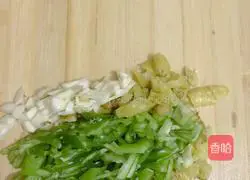 Illustration of how to make fried eggs with garlic moss 3