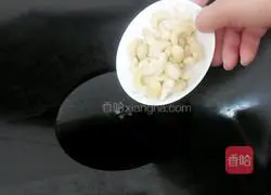 Recipe for stir-fried shrimps with celery Illustration 5