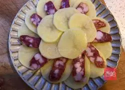 Illustration of how to make steamed potatoes with sausage 5