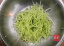 Illustration of how to make scrambled eggs with lettuce 4