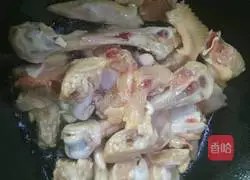 Illustration of how to make potato braised chicken 4